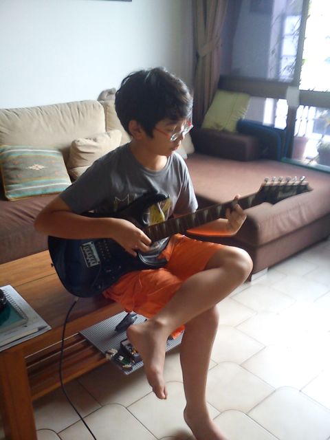 Zen plays the electric guitar!!!
